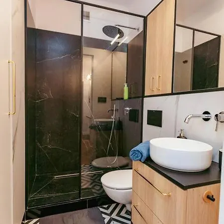 Modern, Cozy Apartment, Next To The Old Town!